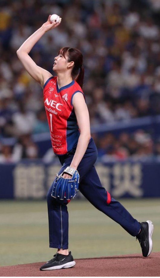 reo_naniwa's tweet image. #バレーボール女子 #日本代表 SVリーグ女子 #NEC キャプテン #山田二千華 が #始球式 を務め #山田 #愛知 #豊橋 中央高出身 身長184㌢で最高到達点は310㌢を誇る背番号１のノースリーブ赤ユニホームでマウンドへ上がった山田は山なりながらノーバンでストライク投球 場内が大きくどよめいた