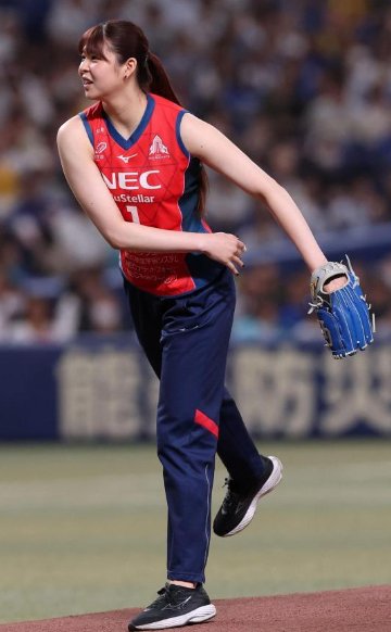 reo_naniwa's tweet image. #バレーボール女子 #日本代表 SVリーグ女子 #NEC キャプテン #山田二千華 が #始球式 を務め #山田 #愛知 #豊橋 中央高出身 身長184㌢で最高到達点は310㌢を誇る背番号１のノースリーブ赤ユニホームでマウンドへ上がった山田は山なりながらノーバンでストライク投球 場内が大きくどよめいた