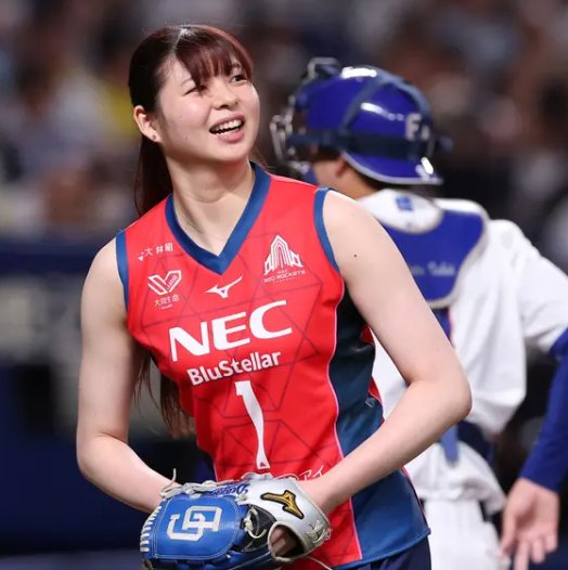 reo_naniwa's tweet image. #バレーボール女子 #日本代表 SVリーグ女子 #NEC キャプテン #山田二千華 が #始球式 を務め #山田 #愛知 #豊橋 中央高出身 身長184㌢で最高到達点は310㌢を誇る背番号１のノースリーブ赤ユニホームでマウンドへ上がった山田は山なりながらノーバンでストライク投球 場内が大きくどよめいた