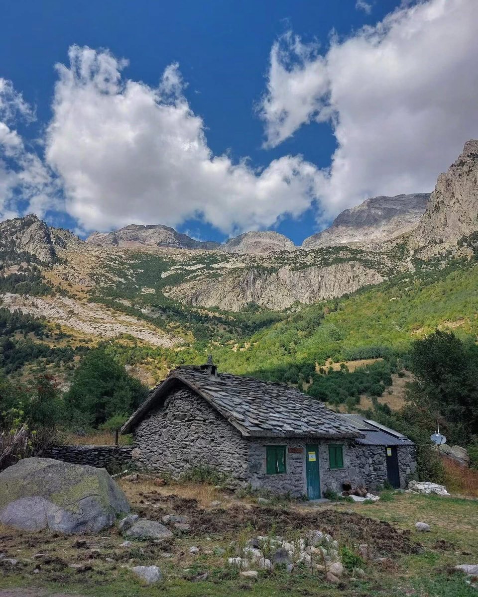 🏚️ Cabaña del Turmo, refugio en el corazón del valle de Estós

Esta cabaña es uno de esos puntos del valle de Estós donde entiendes por qué la gente vuelve año tras año a Benasque.

Foto gracias a instagram.com/trimamamolona