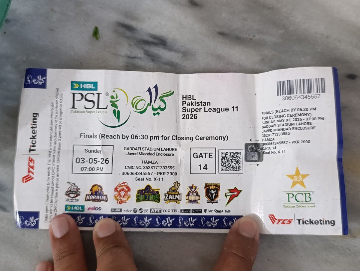 Asifnoor07's tweet image. Dear Sir @MohsinnaqviC42 me Lahore me 40000 ki job karta hu kin halat me ticket purchase kia me btana nah chahta, lekn PSL final dekhny ki khushi the lekn jesy ponchy 7:20 par gates band ho gay, 2 ghanty line me zaleel kar k dhakky dy kar stadium sy bahir nikal dia gaya 1/2