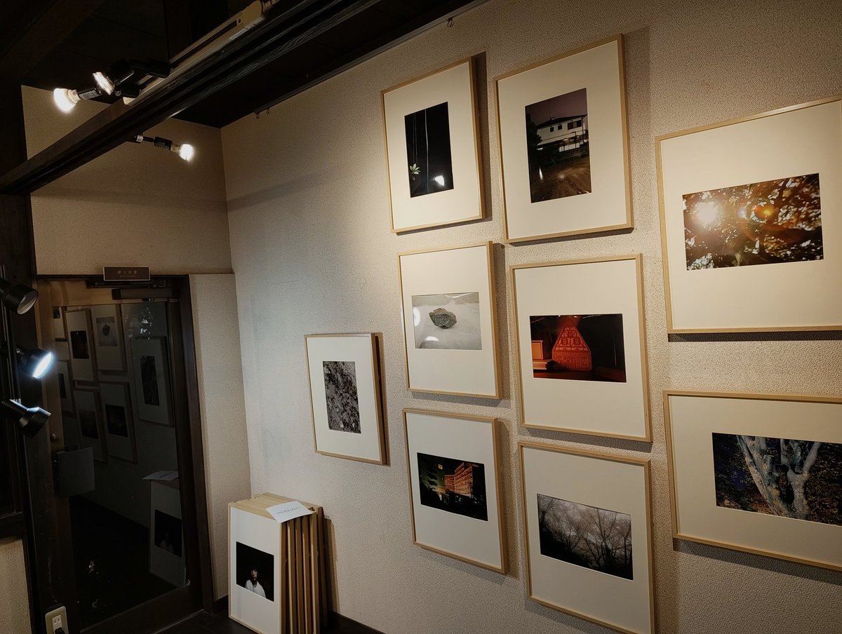 kaz_maruru024's tweet photo. いつもこちらで開催されている『表現の話をしよう Exhibition』という側面もあり参加はしてへんけど、この建物の2階では作家さん達の話しが薄っすらと聞こえてた。
またタイトルに対するアンサー表現が各作家さんによって違うというのもグループ展のおもしろさ🙂 https://t.co/2TfmQz32Z2