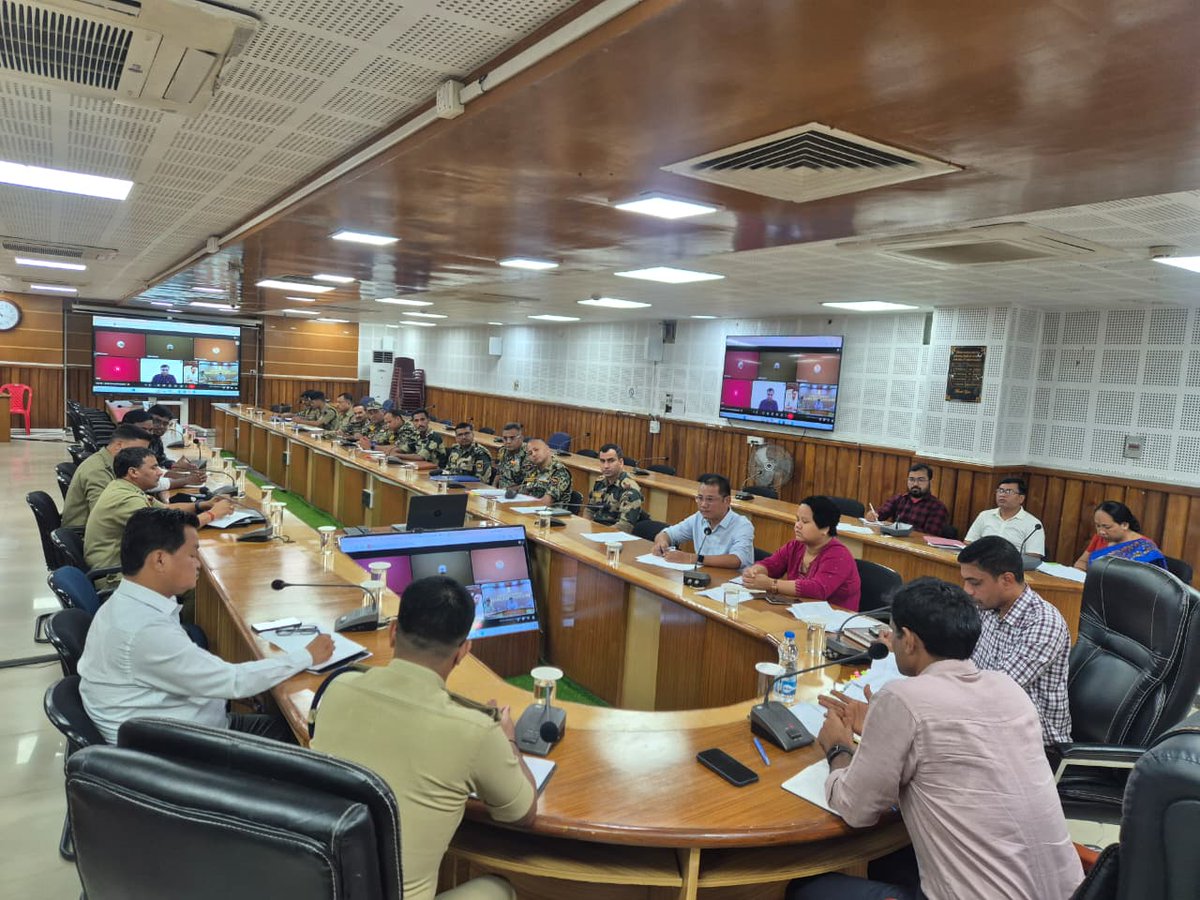 DM_Dhalai's tweet photo. IBB Review Meeting held with BSF personnel to assess progress on Indo-Bangladesh border infrastructure. Key agendas included construction of IBB fencing &amp; roads and installation of border floodlighting to strengthen security and connectivity. https://t.co/sIb0YDf9Vo