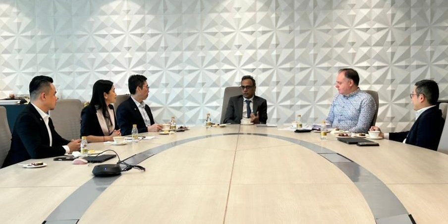 UKinMalaysia's tweet photo. High Commissioner Ajay Sharma recently met with the senior management team of Prudential #Malaysia, a subsidiary of #Prudential plc founded in #London in 1848.
They had a productive discussion on the insurance and savings market in Malaysia including #sustainability priorities. https://t.co/GyoAPFakSo