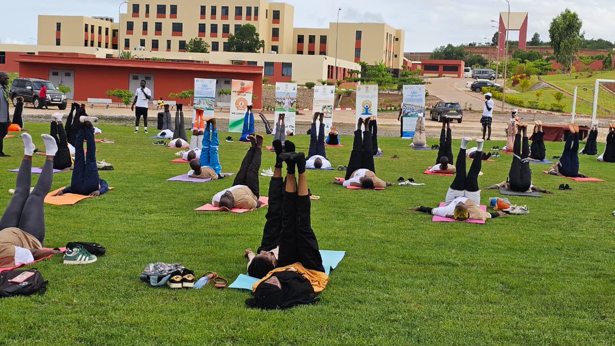 EOIIvoryCoast's tweet photo. Plus que 50 jours avant la #JournéeInternationaleDuYoga2026 ! Le 2 mai 2026, @EOIIvoryCoast a organisé une séance de Yoga exceptionnelle à l’université de San Pedro. Ce fut l'occasion de promouvoir devant les étudiants et les enseignants un mode de vie sain, le bien-être et la pleine conscience, et d'encourager la pratique régulière de cette discipline. L’enthousiasme et l’engagement des participants ont mis en lumière un intérêt grandissant pour l’héritage ancestral du Yoga indien en Côte d’Ivoire. Ce fut une matinée revigorante qui a permis à chacun de se détendre, de se recentrer et de trouver l'inspiration pour intégrer la pratique du Yoga à son quotidien au sein de la communauté universitaire.