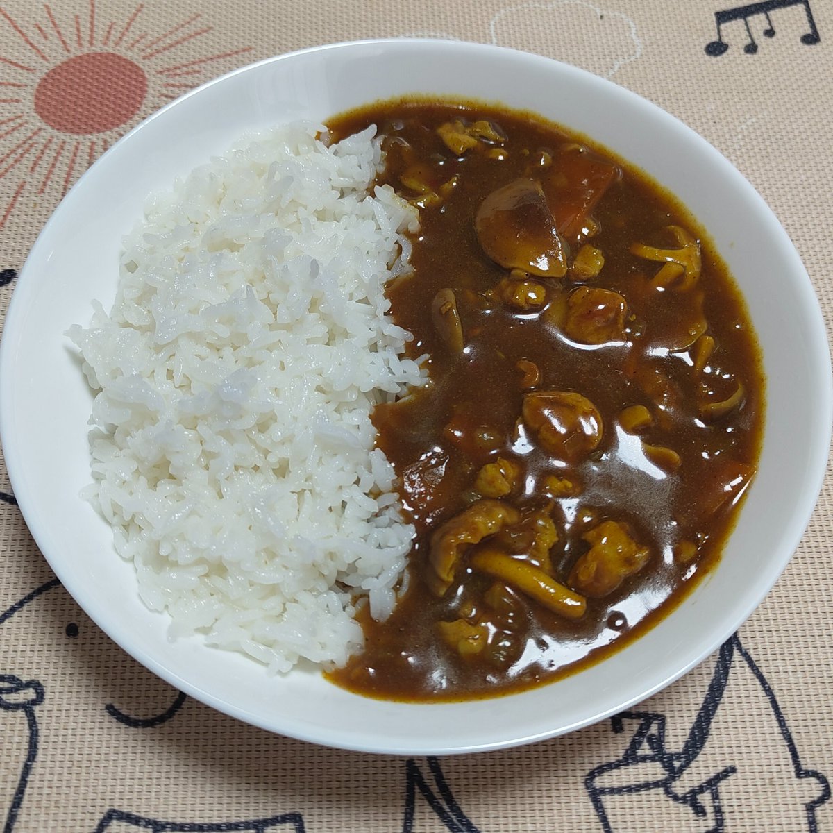 goqsg4EjhJdRaSG's tweet photo. 朝カレー‼️
自家製椎茸入りカレー🍄
自分で作った椎茸なので更に美味しいです😽💕
さあ今日も元気に行きますよ～💪🐶 https://t.co/mlkGekvs5c