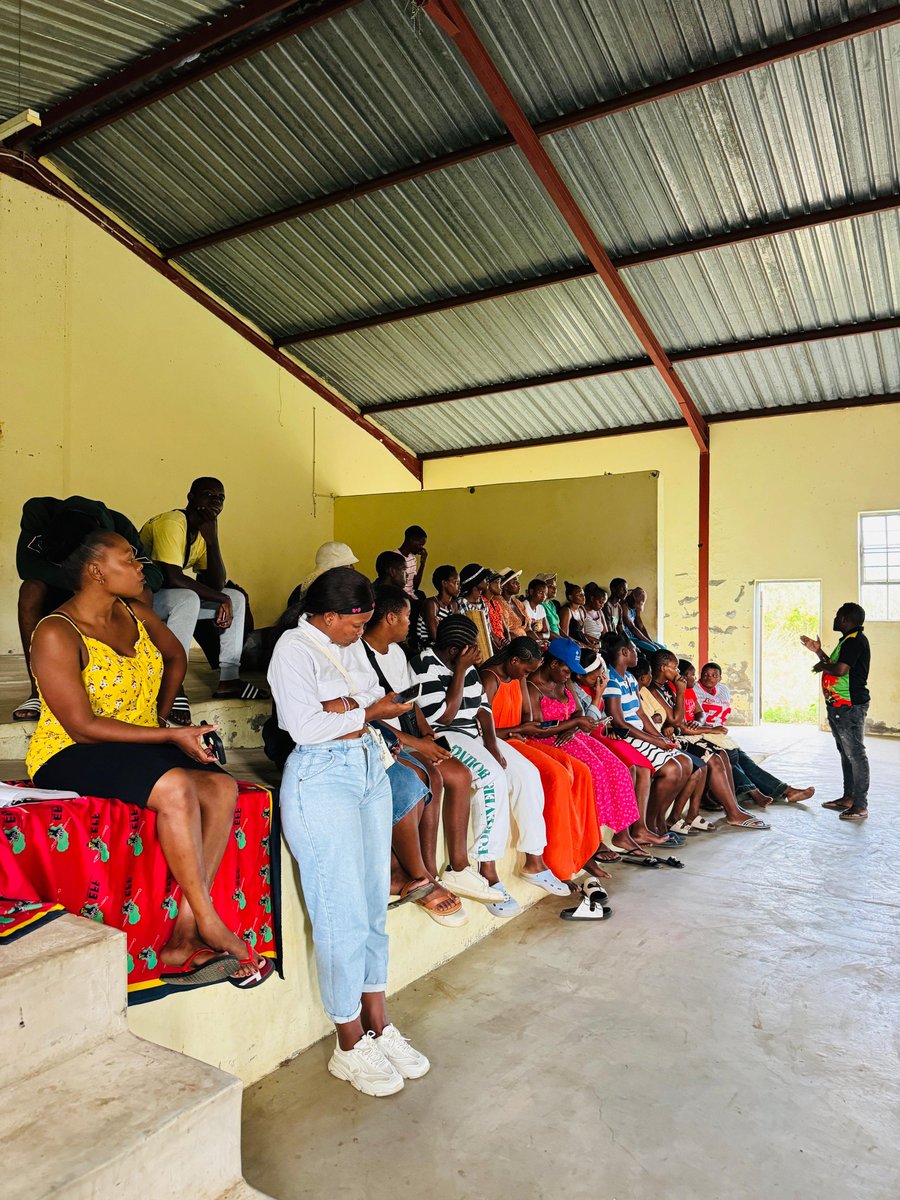 EFFMtuba's tweet photo. ♦️In Pictures ♦️

The EFF PR Councilor Fighter Sinenhlanhla Mngomezulu, together with the branch Chairperson of Ward 22 fighter Sboniso Dlamini addressing those who will be participating in the Learner's License program which will commence very soon. https://t.co/alEImBpikj