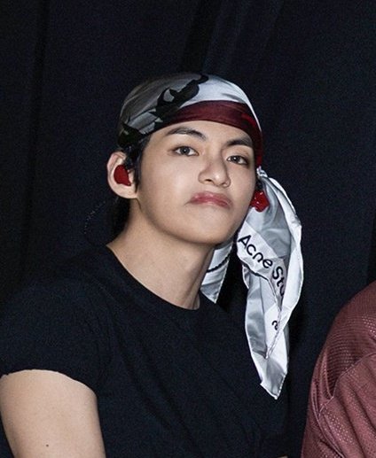 BTS V Poland tweet media