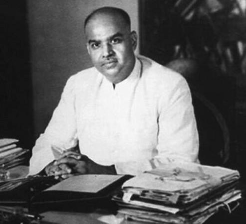 _RimaSarkar's tweet image. 🇮🇳 “Ek desh mein do Vidhan, do Pradhan aur do Nishan nahi chalenge”(One country cannot have two constitutions, two prime ministers, and two flags.)- Dr. Shyama Prasad Mookerjee. He was a brilliant scholar, educationist, barrister, and fearless nationalist who dedicated his life
