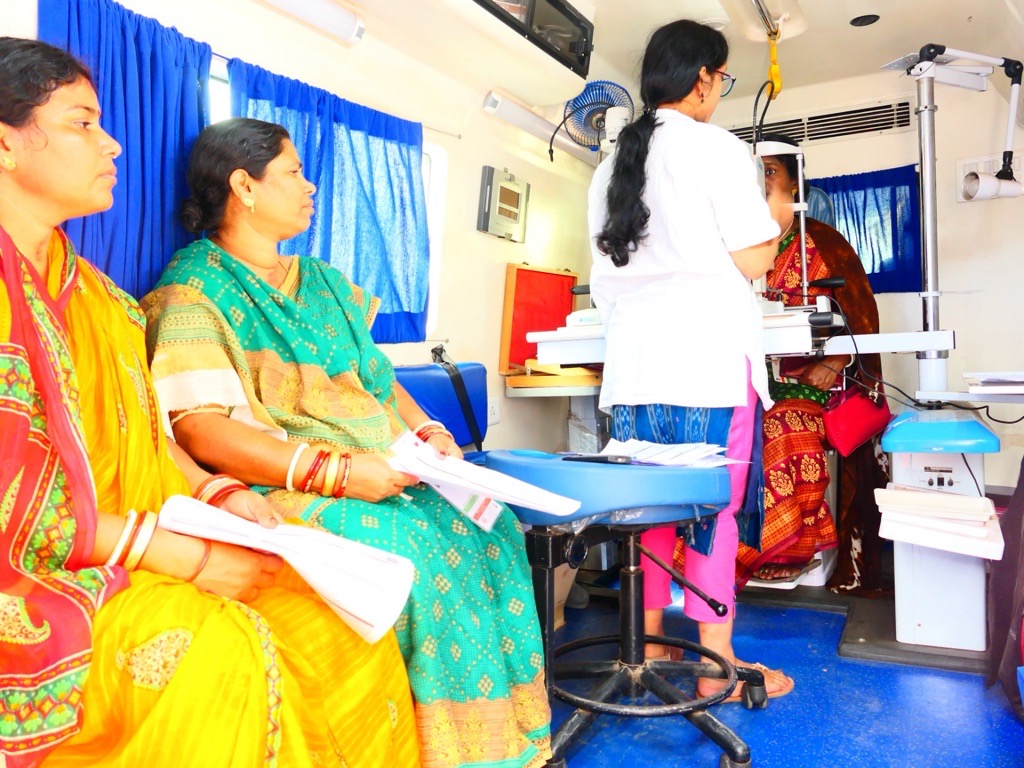 SightsaversIN's tweet photo. On the occasion of Labour Day, we conducted eye screening camps for informal sector workers, including daily wage labourers, street vendors, construction workers, and domestic workers across Nakagate, Nayapalli and Kalpana slums, and a construction site in Odisha.

Long hours and constant exposure to dust mean vision issues often go untreated, affecting both productivity and livelihoods.

Through screenings across urban communities under our Urban Eye Health Programme, we’re working to bridge this gap.

280 workers screened | 174 spectacles distributed