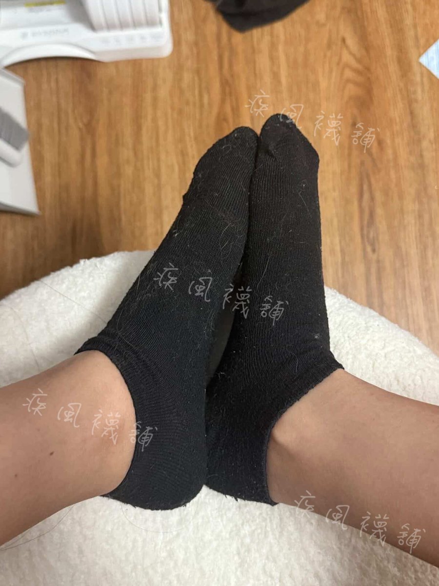 happySocksStore's tweet photo. 櫃姐的腳腳襪 來啦！
500（三天）
他說最近腳氣變重了
歡迎私訊下單～
賣貨便出貨
#原味襪 #二手襪 https://t.co/JTKUiXJcD8