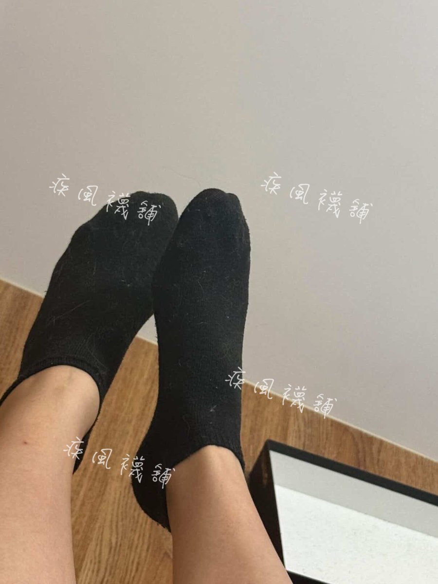 happySocksStore's tweet photo. 櫃姐的腳腳襪 來啦！
500（三天）
他說最近腳氣變重了
歡迎私訊下單～
賣貨便出貨
#原味襪 #二手襪 https://t.co/JTKUiXJcD8