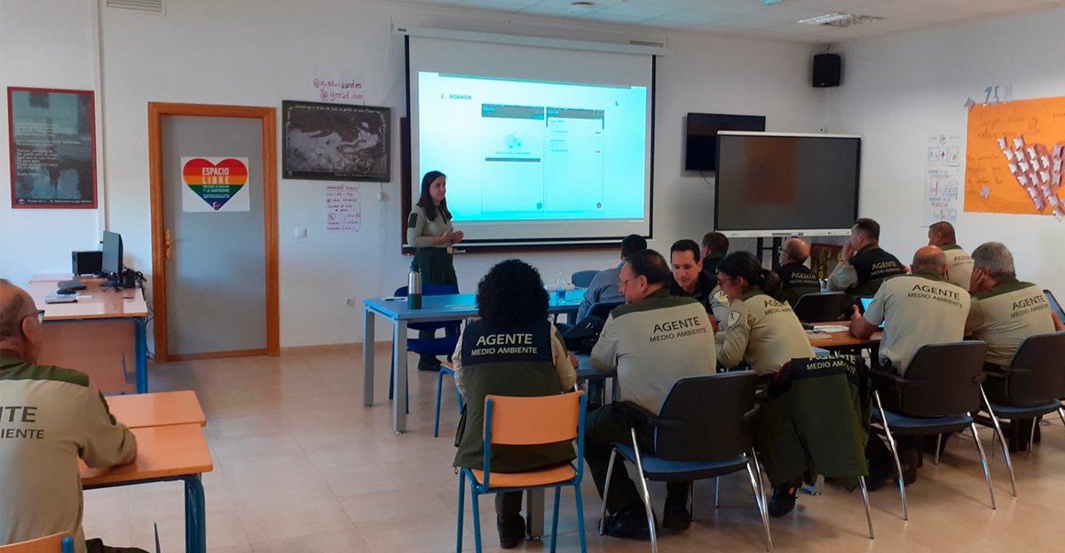 AAMM_And's tweet photo. Los Agentes Medioambientales de las UB4 y UB5 han participado en una jornada de formación de #GAVIS.
Con esta sesión, se completa la formación en todas las Unidades Biogeográficas de Jaén. 🌿
#AAMM https://t.co/FPEFX7A2Bj
