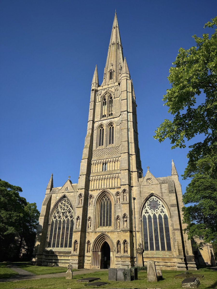 JesuslopezGil00's tweet image. St Wulfram’s tallada en piedra. Su aguja ocupa el quinto lugar entre las más altas de la época medieval en el Reino Unido, solo superada por gigantes como #Salisbury y #Norwich. Estilo #gótico perpendicular. Verticalidad, luz y filigrana.