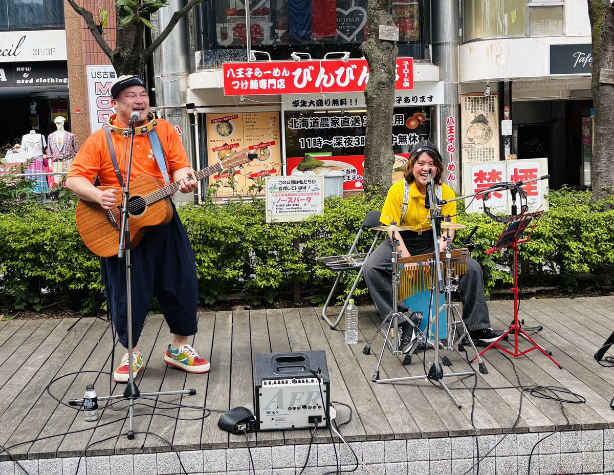 EItimur's tweet photo. 今日はここ！
古本祭りの、八王子papabeatライブ。
お客さんを、巻き込んで、のせるのが上手いよなぁ。ライブは、演者もお客さんも楽しまないとね。 https://t.co/VhzIW0jUzt
