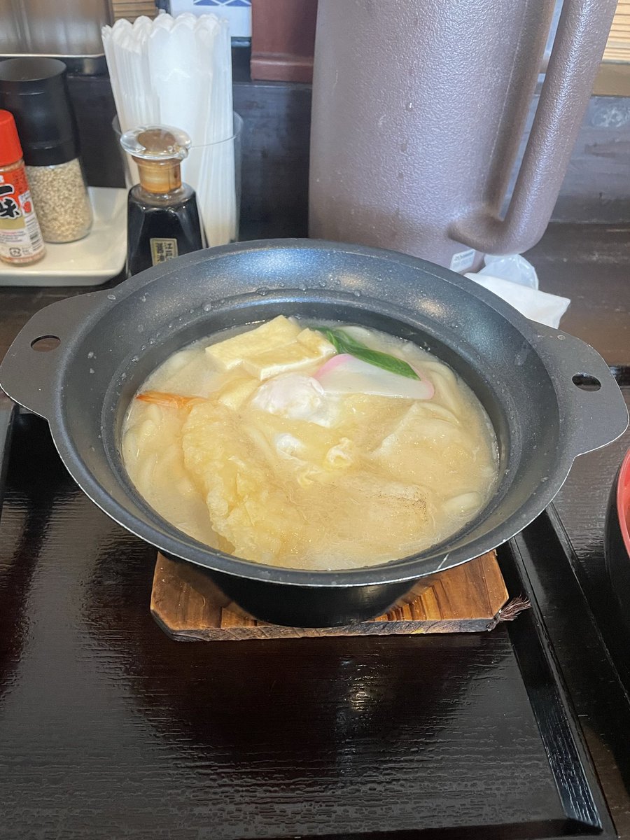 kanichan110's tweet photo. 今日のお昼は宇治田原でおうどん乗ってたなか家で。１１時には既に満員でした。お餅2個に海老天と玉子が入ってる鍋焼うどん美味しかったです。 https://t.co/4gNKIrTjJY