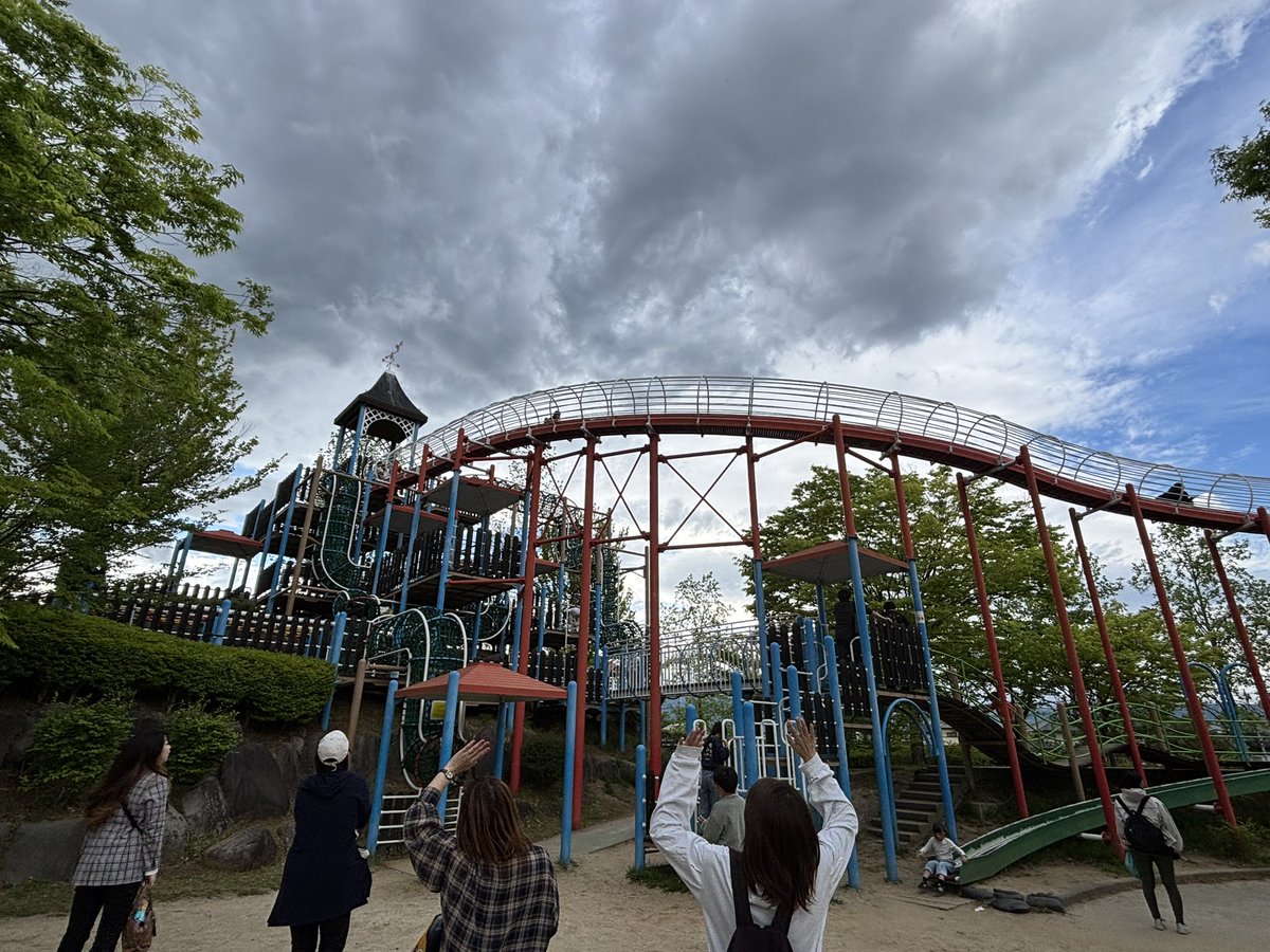 green_dog12's tweet photo. 地方の公園、広いし遊具はデカいし最高だなぁ https://t.co/iKTnWgSS2N