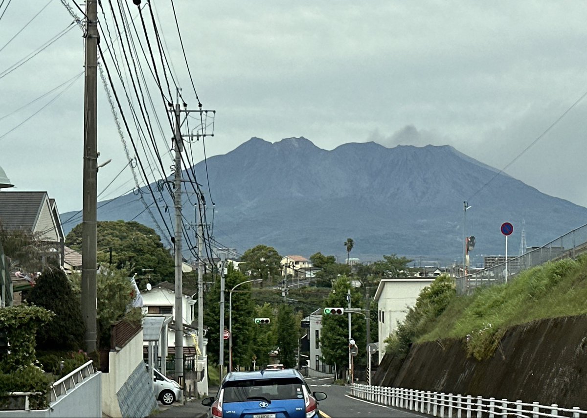 duca_ozi's tweet photo. 鹿児島市内の田上団地から観る桜島は大きさを実感出来ます👍 https://t.co/x6o7kEmY9h