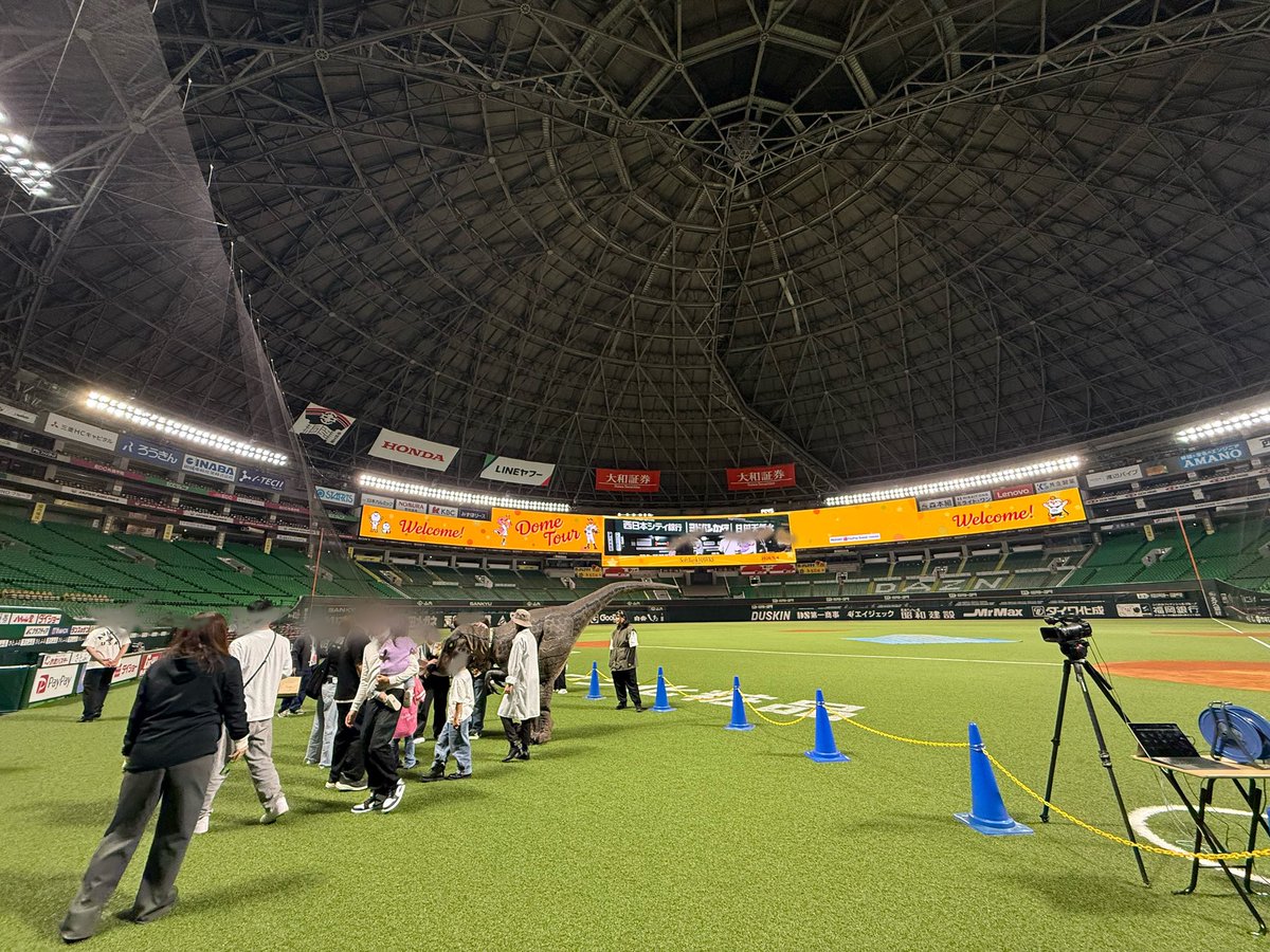 dinosaur_guard's tweet photo. フリー見学コース開催中！ラプトルもお邪魔してきました！！

広い！白亜紀にはこんな広い建物は無かったはず🧐当たり前か！
見学にいらしたお客様にもたくさん触れ合ってもらえました！ https://t.co/IodM4x0aSg