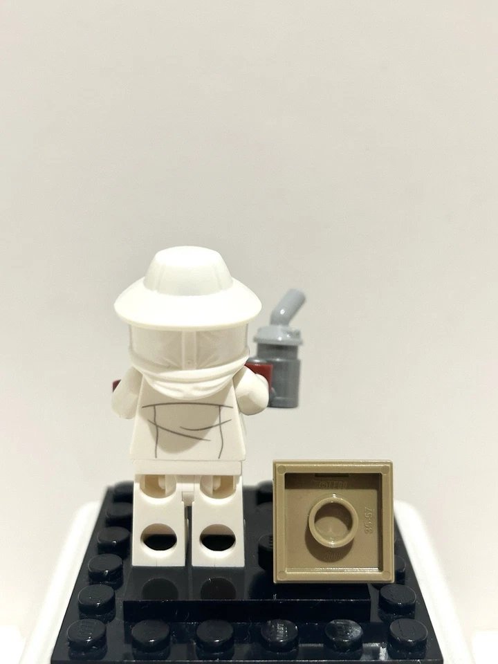 infinitybricks8's tweet image. Creating a little buzz in the collection today. This Beekeeper is sweet as honey and perfectly detailed 🐝

#LEGO #LEGOminifigures #LEGOcollection #LEGOcommunity #LEGOaddictAFOL #LEGOreseller #LEGOforsale #LEGOBeekeeper #Series21 #LEGOPhotography #SaveTheBees