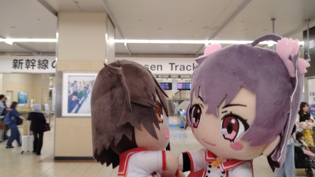 刀使ノ巫女聖地巡礼ラスト
JR岐阜羽島駅
可奈美ちゃんと美炎ちゃんのぬいがでたならやりたかったんよ。
この拳を合せてお見送りするシーン…
ぬいだと間接固定だから針使ってなんとか腕上げさせ、拳をなんとか合わせて撮影だからクソ難しかったし、クソ恥ずかしかった。
…でも満足したよ！(*´ω｀*)
