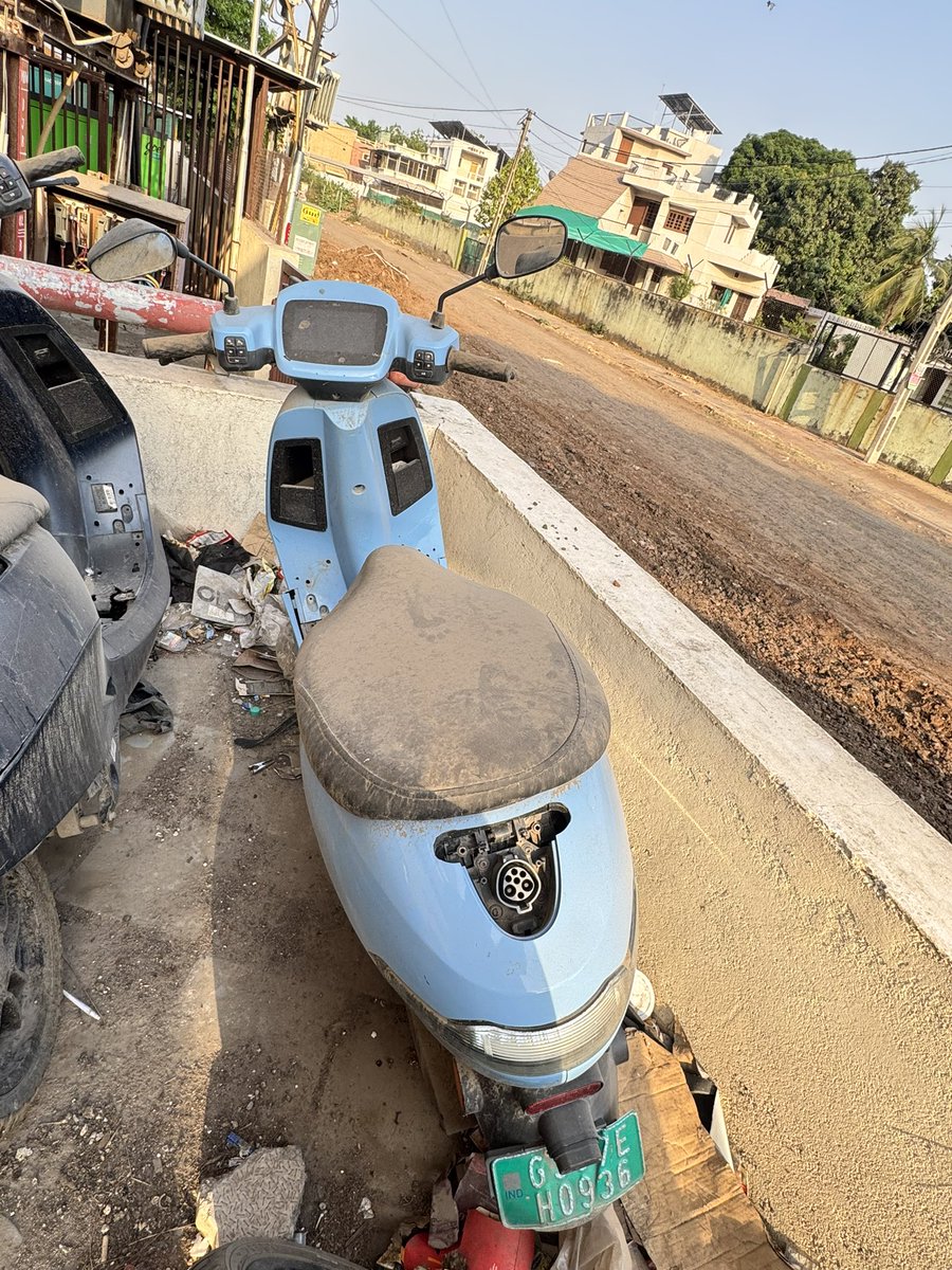 JeetChhatri's tweet photo. @OlaElectric What Hyperservice , You are Advertising, My scooter in service centre from last 7 months, No any updates , Nothing , Are We Demanding Anything free
@OlaElectric , @OlaEV_Support , @bhash https://t.co/vy9BdXlu5S
