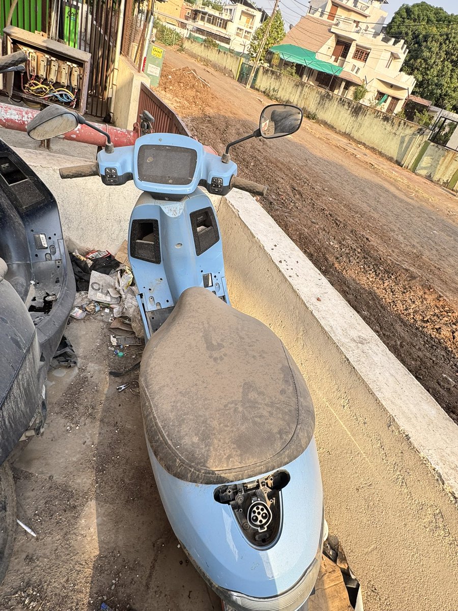 JeetChhatri's tweet photo. @OlaElectric What Hyperservice , You are Advertising, My scooter in service centre from last 7 months, No any updates , Nothing , Are We Demanding Anything free
@OlaElectric , @OlaEV_Support , @bhash https://t.co/vy9BdXlu5S