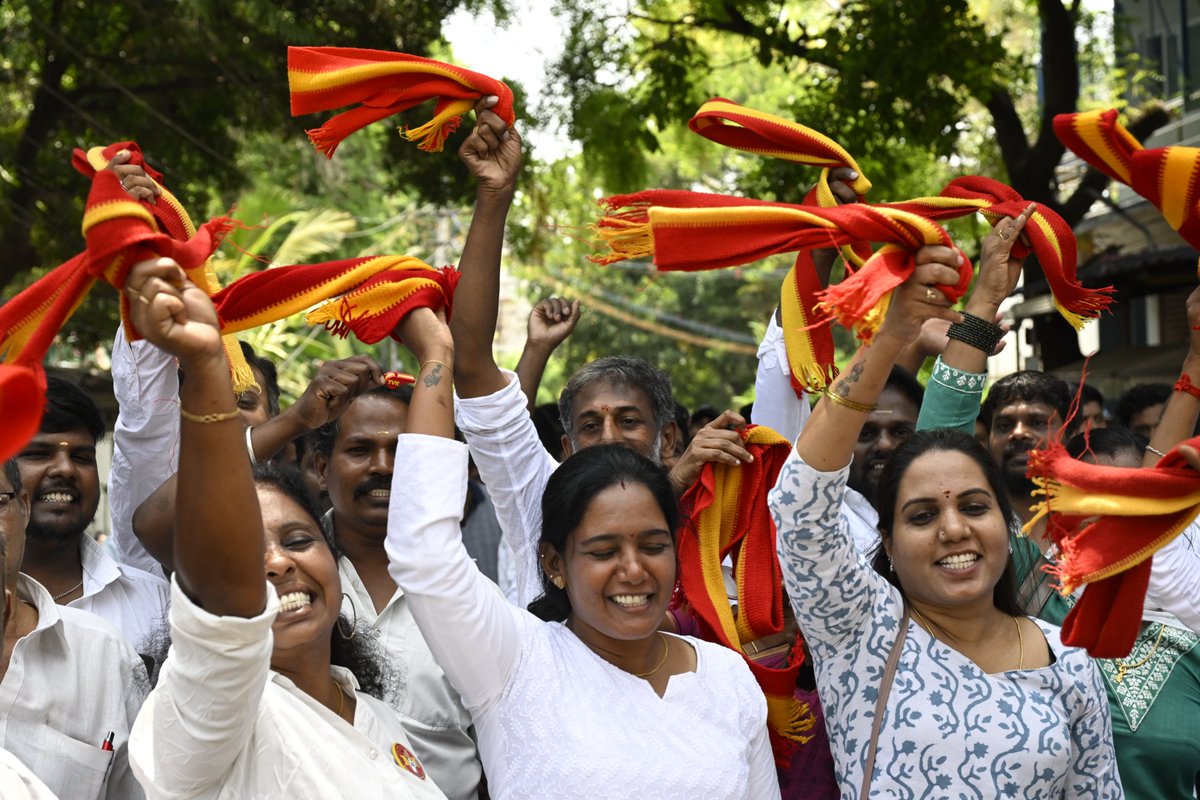 peri_periasamy's tweet image. #TVK‌ cadres celebrating their party candidates leading, at a counting centre in #Coimbatore on Monday. 📸: @peri_periasamy / @THChennai @the_hindu