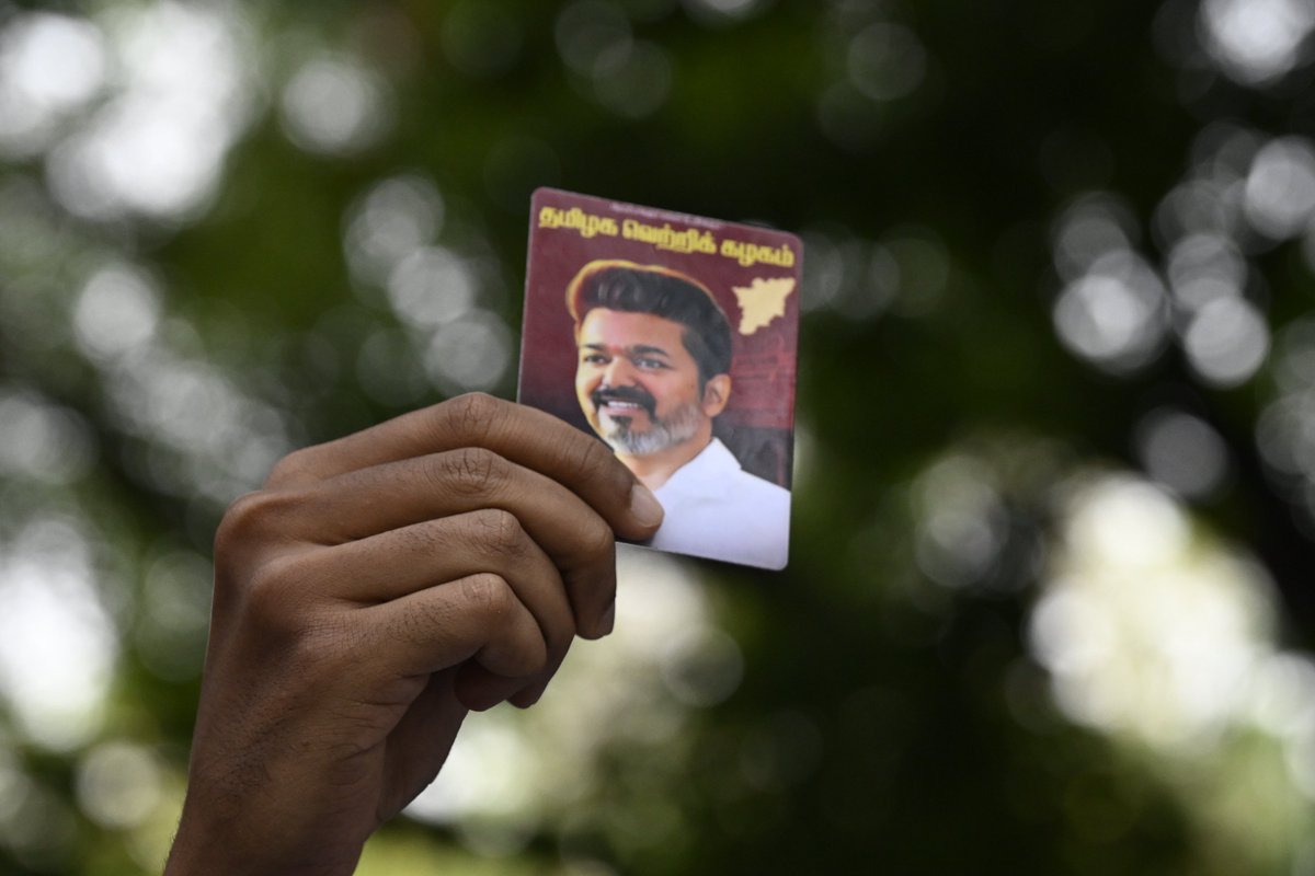 peri_periasamy's tweet image. #TVK‌ cadres celebrating their party candidates leading, at a counting centre in #Coimbatore on Monday. 📸: @peri_periasamy / @THChennai @the_hindu