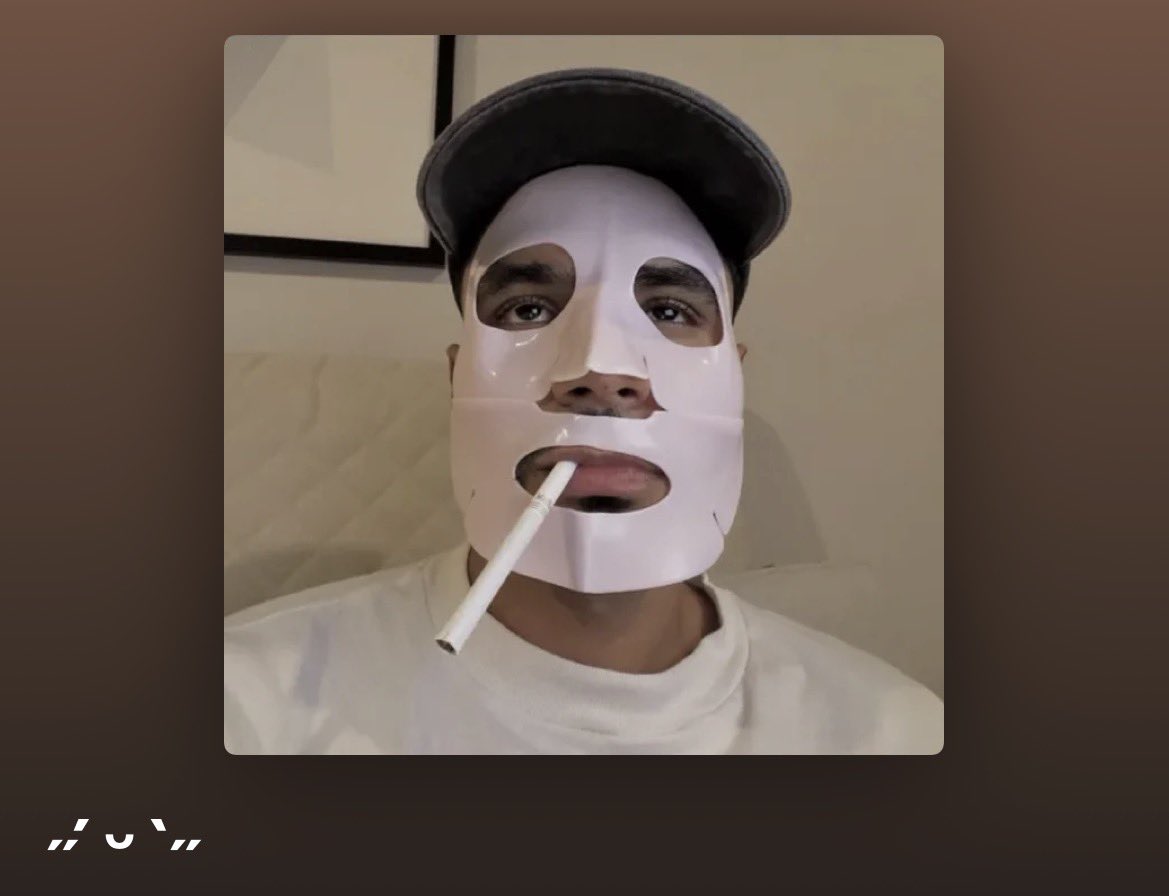 escuchando tu playlist tirado en mi cama