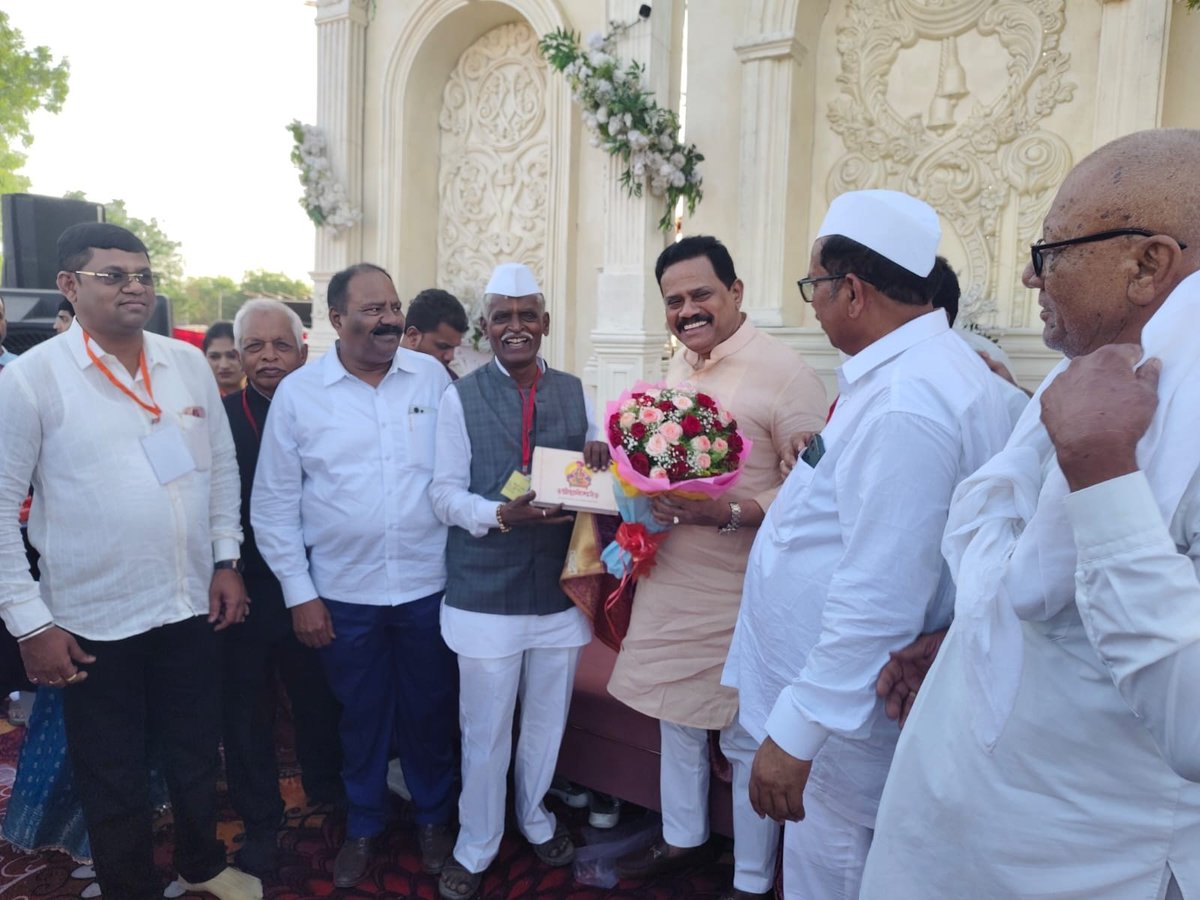 rajanvichare's tweet image. प्रसिद्ध कीर्तनकार ह.भ.प. निवृत्ती महाराज देशमुख (इंदोरीकर) यांच्या सुकन्या चि. सौ. कां. ज्ञानेश्वरी आणि प्रसिद्ध उद्योजक श्री. सुनील विष्णू चिलप यांचे सुपुत्र चि. साहिल यांचा विवाह सोहळा नुकताच संगमनेर येथील गुंजाळवाडी येथे अत्यंत उत्साहात पार पडला. #Newlyweds #Congratulations