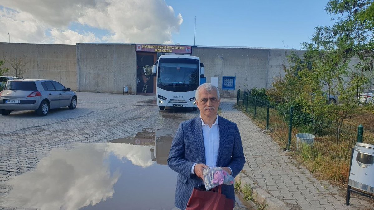 gergerliogluof's tweet photo. Bugün Diyarbakır Ceza İnfaz Kurumları Kampüsü'nde bulunan mahpusları ziyaret edeceğim.

Ziyaretime öncelikle Kadın Cezaevi'nde bulunan mahpuslardan başlayacağım ve elimde gördüğünüz bebekleri, anne mahpuslara ileteceğim.

Bebekler zaten zor şartlarda kalırken bebeksiz kalmasın! https://t.co/a1Cp2SZ8u3