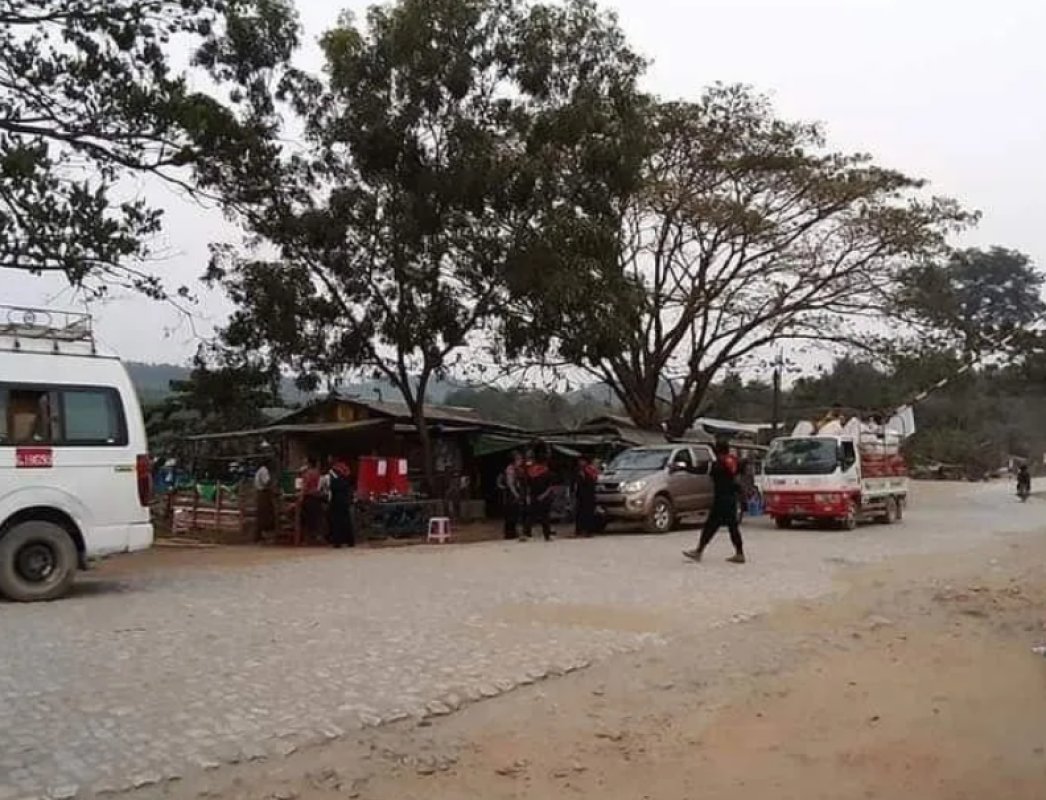 Myanmar_ICJ2026's tweet image. ⚠️Hardship in Hpakant! KIA’s closure of vital supply routes has caused food prices to double, severely impacting 400,000 residents. Reports claim the group stockpiled goods to profit from the blockade while residents face forced recruitment and travel bans.
#Hpakant #Kachin #KIA