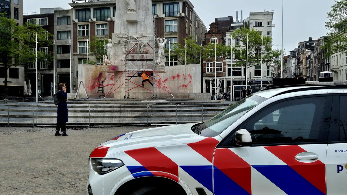 PersburoUNN's tweet image. Nationaal #Monument op de #Dam beklad met rode verf en 'genocide' via @AT5 
bit.ly/4tSoFbE