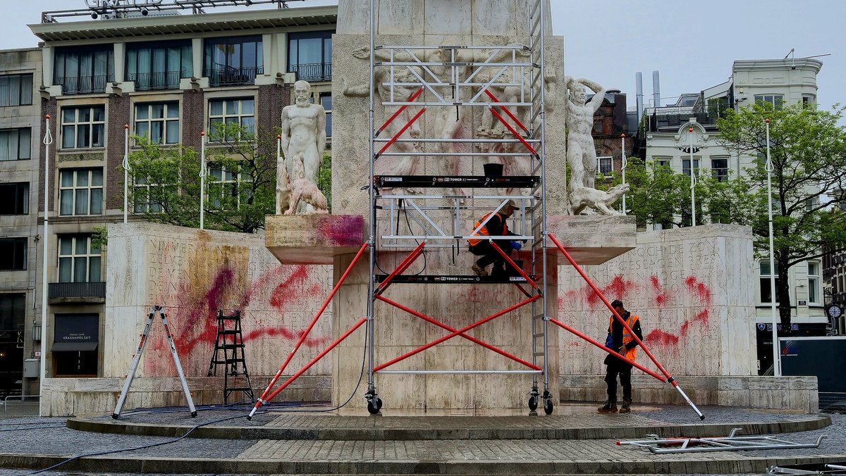 PersburoUNN's tweet image. Nationaal #Monument op de #Dam beklad met rode verf en 'genocide' via @AT5 
bit.ly/4tSoFbE
