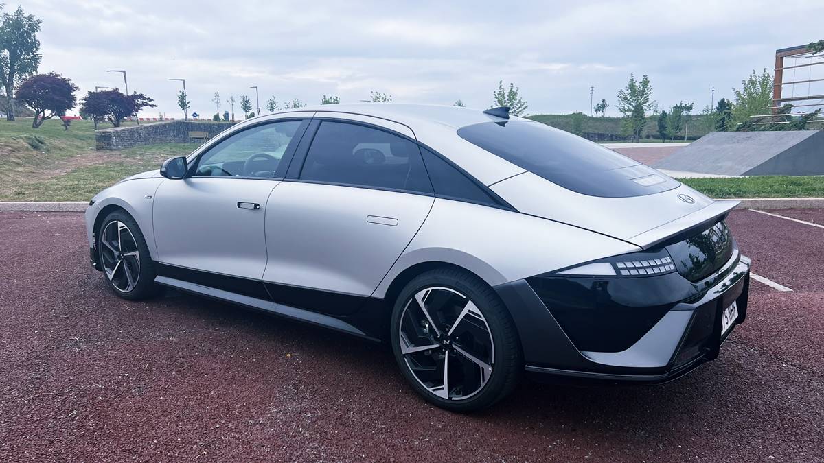 foroelectricos's tweet image. ¿Hasta dónde llega el #Hyundai #Ioniq6 a 120 km/h? ⚡️🚗

Analizamos la autonomía real de esta berlina coreana de 84 kWh entre el 100% y el 5% de carga en autovía a 120 🛣️👇