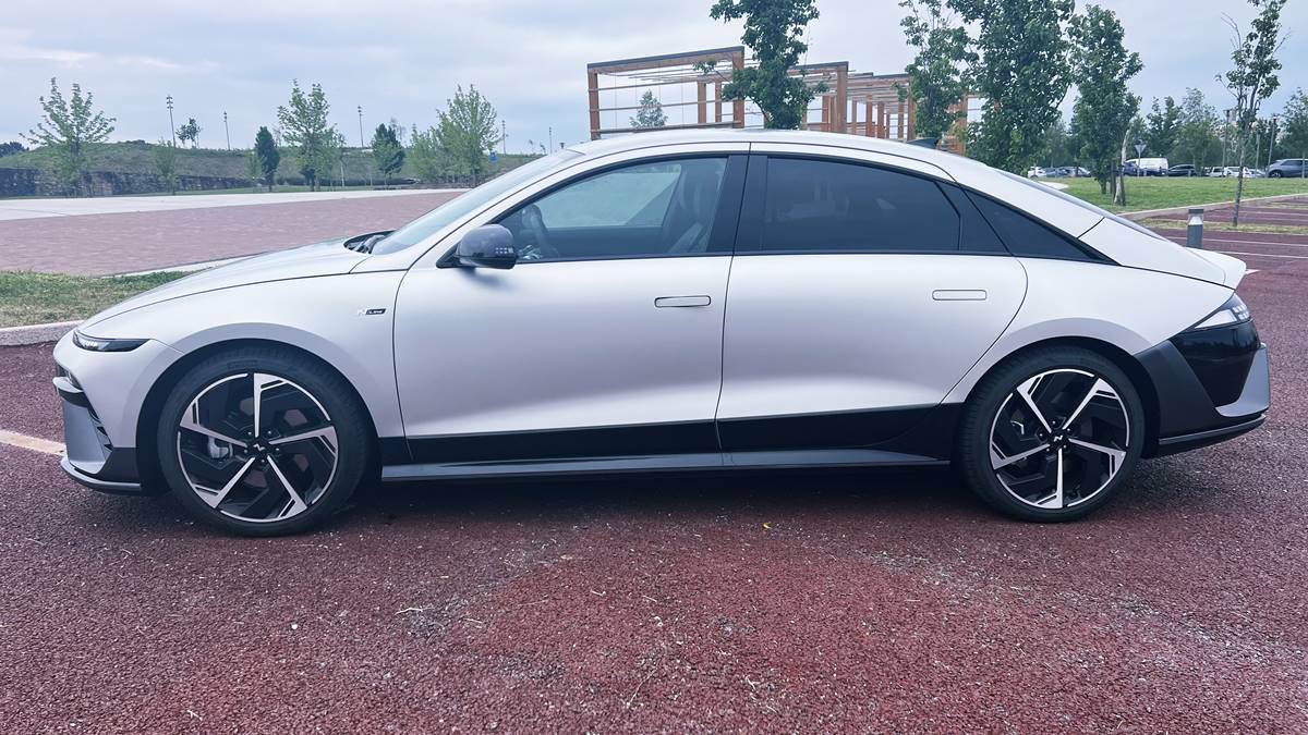 foroelectricos's tweet image. ¿Hasta dónde llega el #Hyundai #Ioniq6 a 120 km/h? ⚡️🚗

Analizamos la autonomía real de esta berlina coreana de 84 kWh entre el 100% y el 5% de carga en autovía a 120 🛣️👇