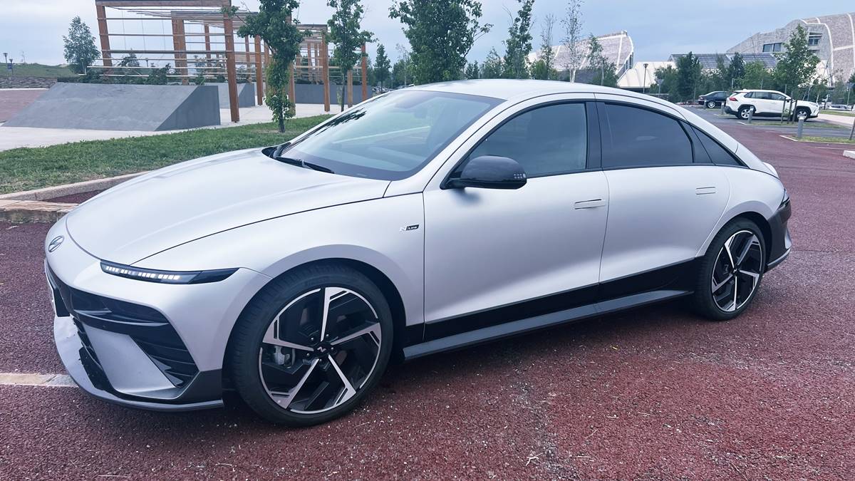foroelectricos's tweet image. ¿Hasta dónde llega el #Hyundai #Ioniq6 a 120 km/h? ⚡️🚗

Analizamos la autonomía real de esta berlina coreana de 84 kWh entre el 100% y el 5% de carga en autovía a 120 🛣️👇
