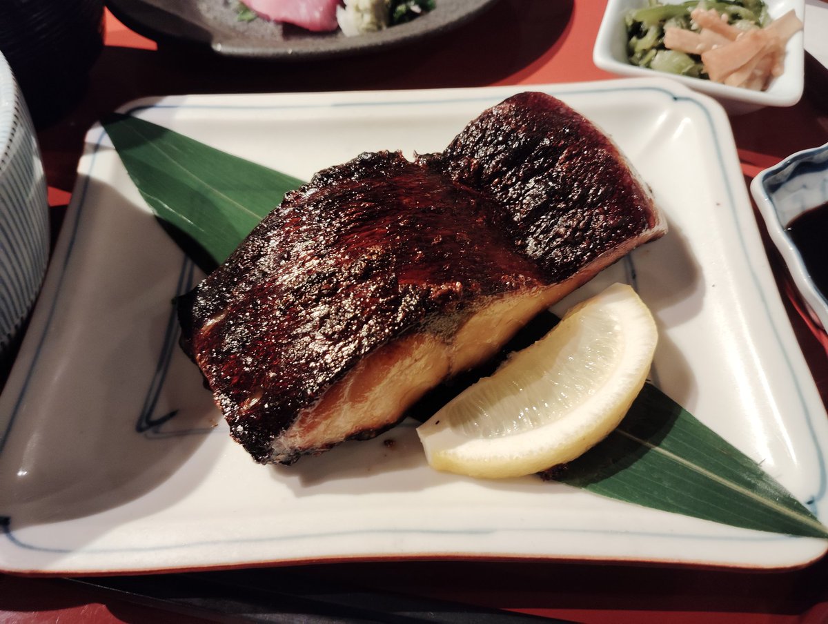 dokabensenpai's tweet photo. 麻布十番の「たき下」は、個人的に1番好きな焼き魚のお店です。こちらの黒むつは絶品。大根おろしとご飯おかわり自由なのも最高です🙌 https://t.co/yz2uDBLO3q