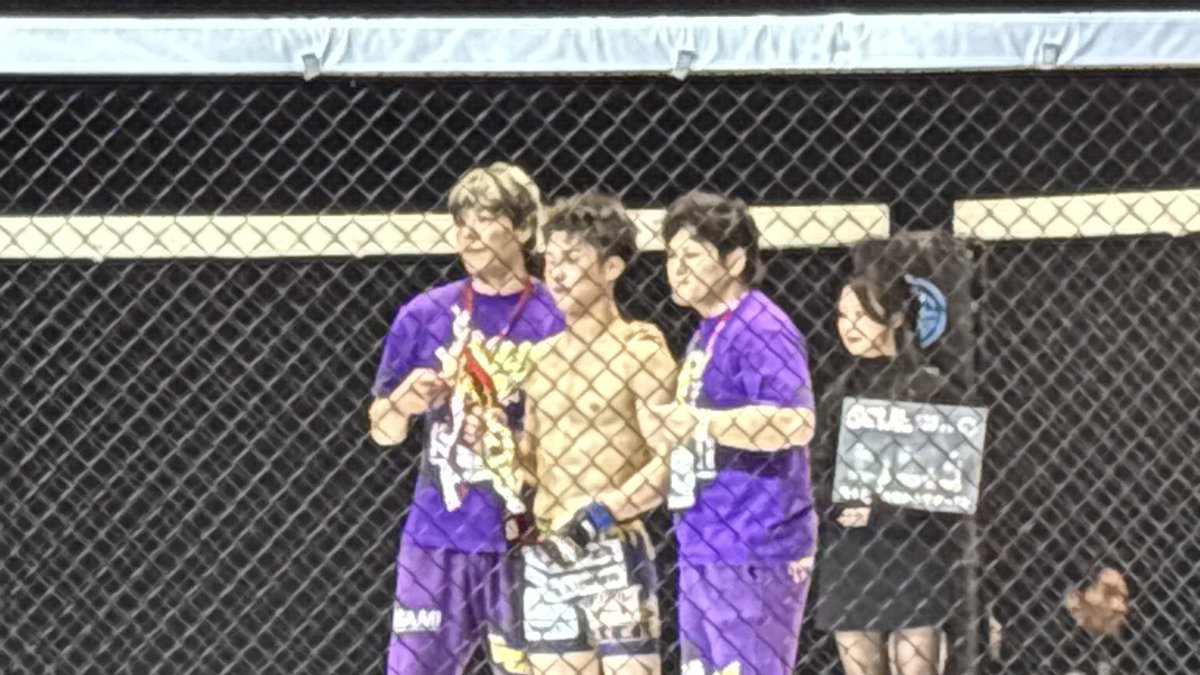 CatAndFight's tweet photo. 1R腰が落ちた時、心臓止まるかと思った
苦戦したけど振り切って勝ったの大きい
推しと目が合ってしまった
アカン、妊娠してまう
 #DEEP131 https://t.co/K0XJuGY9wU