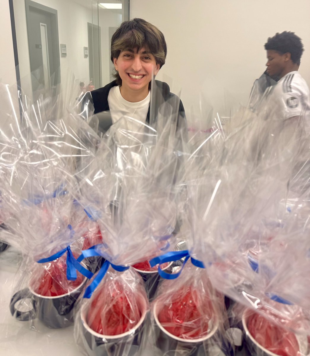 AUBMediterraneo's tweet image. Earlier this semester, our Volunteering Club partnered with @pasykaf_cy, creating 400+ handmade items to support children undergoing cancer treatment and their families.

At #AUBMediterraneo, education is not confined to the classroom—it’s lived through #impact.

#StudentLife