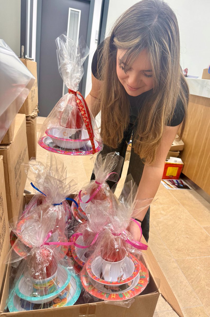 AUBMediterraneo's tweet image. Earlier this semester, our Volunteering Club partnered with @pasykaf_cy, creating 400+ handmade items to support children undergoing cancer treatment and their families.

At #AUBMediterraneo, education is not confined to the classroom—it’s lived through #impact.

#StudentLife