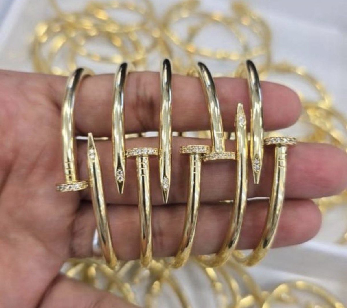 SisiArinGold's tweet photo. Gold morning 💫💫💫

18karat solid gold Cartier bracelets available 

Frame 1- 1,240,000N

Frame 2&amp;3 - 1,260,000N

Please kindly RT , refer and patronize 🤩🙏🏼 https://t.co/Ts6ONV9Mzb