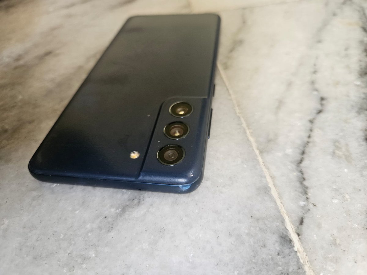 ranjan_vik's tweet image. What this service @SamsungIndia : when I visited to #samsung cus service with #greenline issue in my #galaxys21fe update then your serv  partner said this is software issue &amp;amp; my display is on warranty regarding this issue, but due to dent on side(not on display) they not replace.