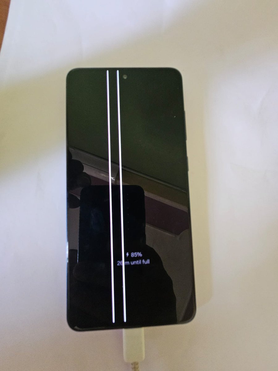 ranjan_vik's tweet image. What this service @SamsungIndia : when I visited to #samsung cus service with #greenline issue in my #galaxys21fe update then your serv  partner said this is software issue &amp;amp; my display is on warranty regarding this issue, but due to dent on side(not on display) they not replace.