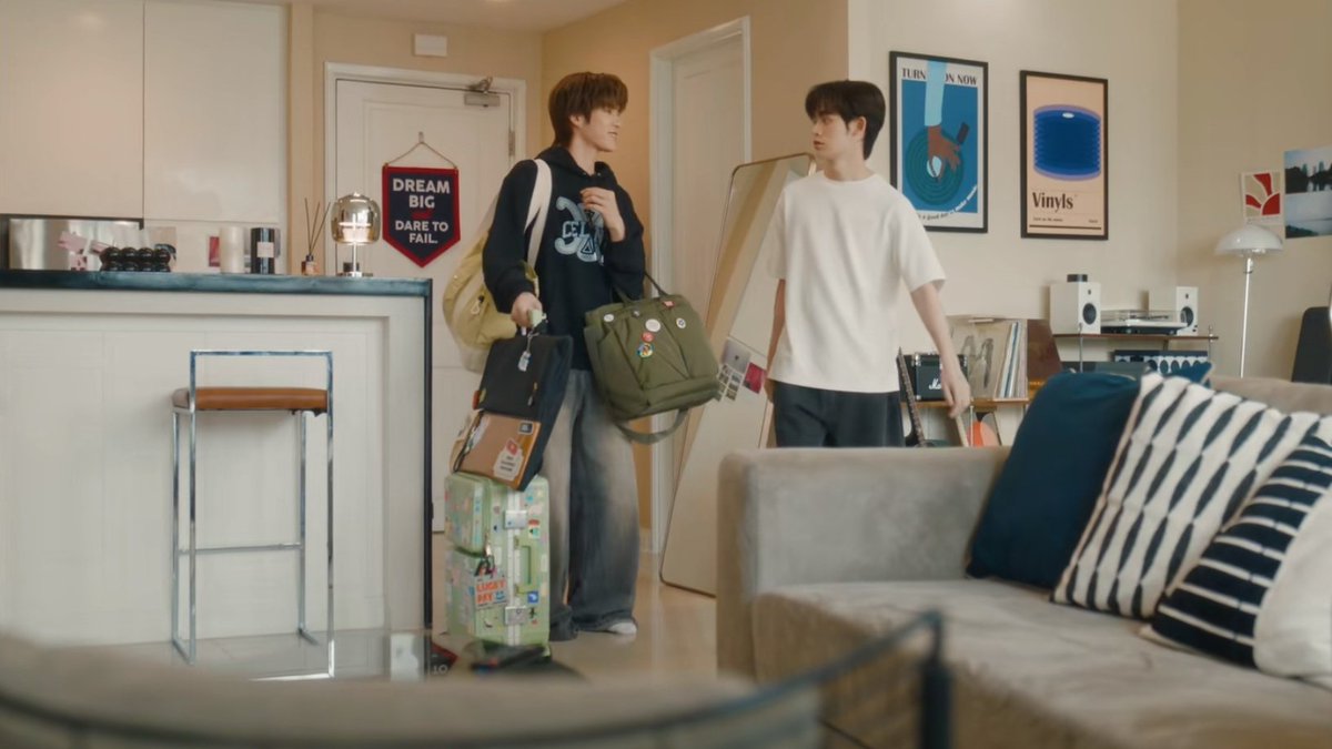 ondeoney's tweet photo. Hari ini aku rewatch beberapa episode DWY terus ada satu hal yang baru aku notice. Diepisode 5, Duang yang mabuk kan dibawa ke condonya Qin, nah disitu dia nginep cuma bawa badan doang kan? Logikanya, Duang pake baju siapa kalau bukan bajunya Qin buat besok waktu mereka ke tempat tattoo? Secara dia baru pindah bawa barang-barangnya tuh diepisode 6. Nda mungkin juga mampir ke tempat Duang dulu, karena Qin baru tau condonya Duang diepisode 10 dari Jamie. 

Berarti apa? BERARTI VALID SI DUANG PAKE BAJUNYA QIN AMJIRRRTTT! Jadi dari episode 5, Duang tuh udah punya PRIVILEGE PAKE BARANG PRIBADI QIN? Terus apa gunanya Duang masih overthinking takut Qin nyantol ke orang lain?! KEKKKK—HALOOO DUANG?! Temen-temennya Qin aja belum tentu pernah pake bajunya Qin NDISJXISKAKAIAI
