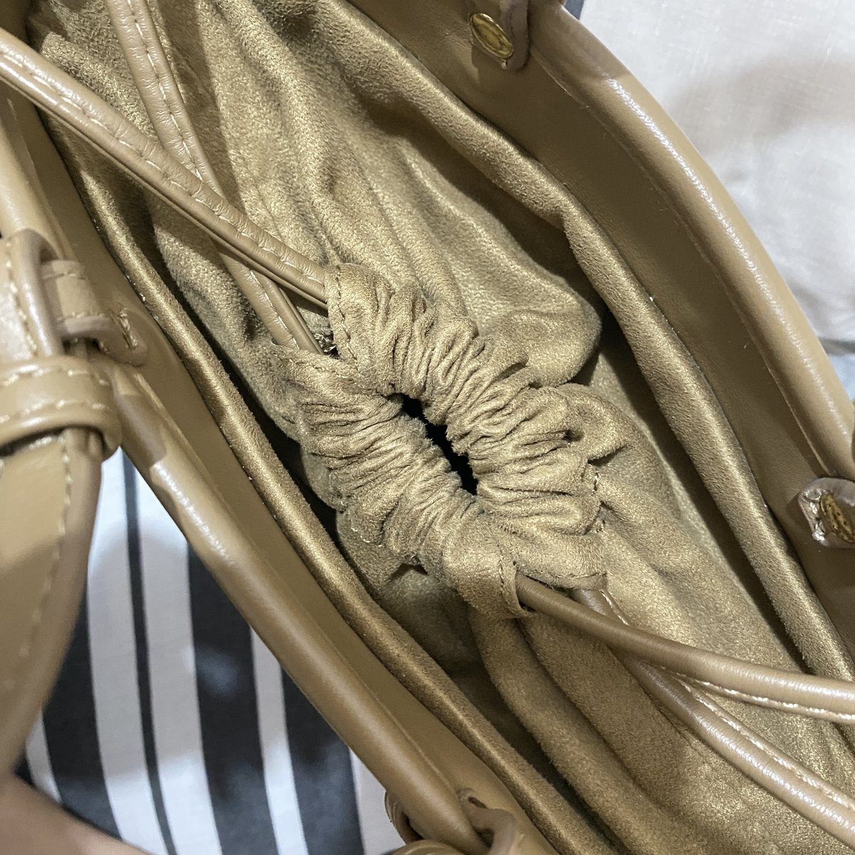 kakrosenih's tweet image. wts preloved sling bag jims honey (sage green)

only 100k
dom purwokerto
COD / Transfer / Qris

-pemakaian pribadi
-minus lecet tipis

#wts #preloved #taskuliah #slingbag #jimshoney #zonauang