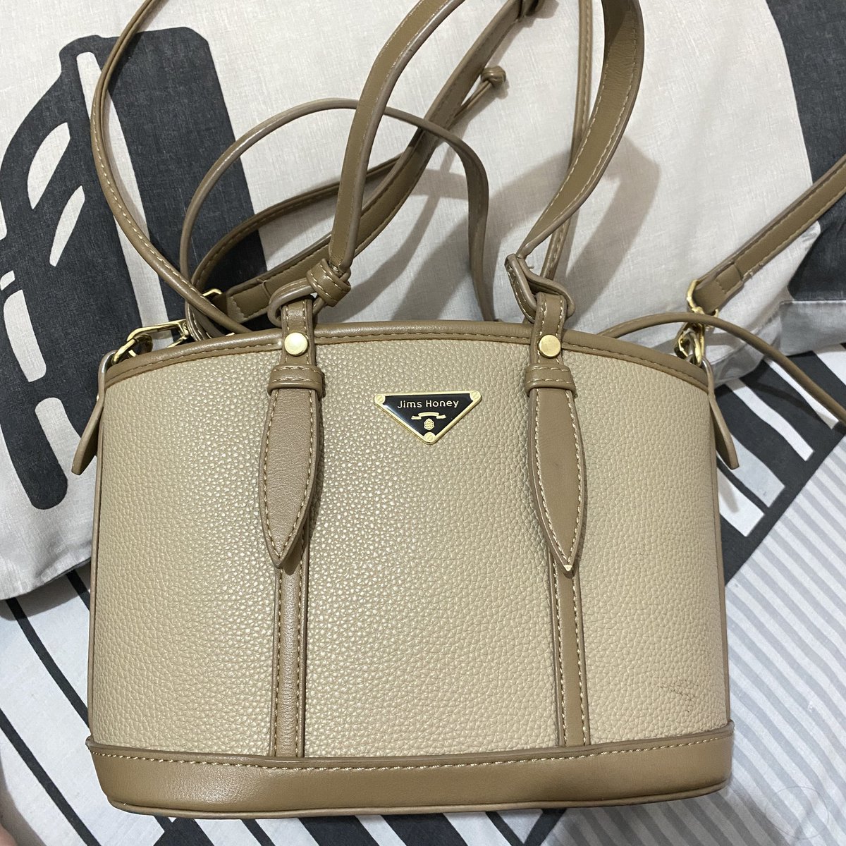 kakrosenih's tweet image. wts preloved sling bag jims honey (sage green)

only 100k
dom purwokerto
COD / Transfer / Qris

-pemakaian pribadi
-minus lecet tipis

#wts #preloved #taskuliah #slingbag #jimshoney #zonauang