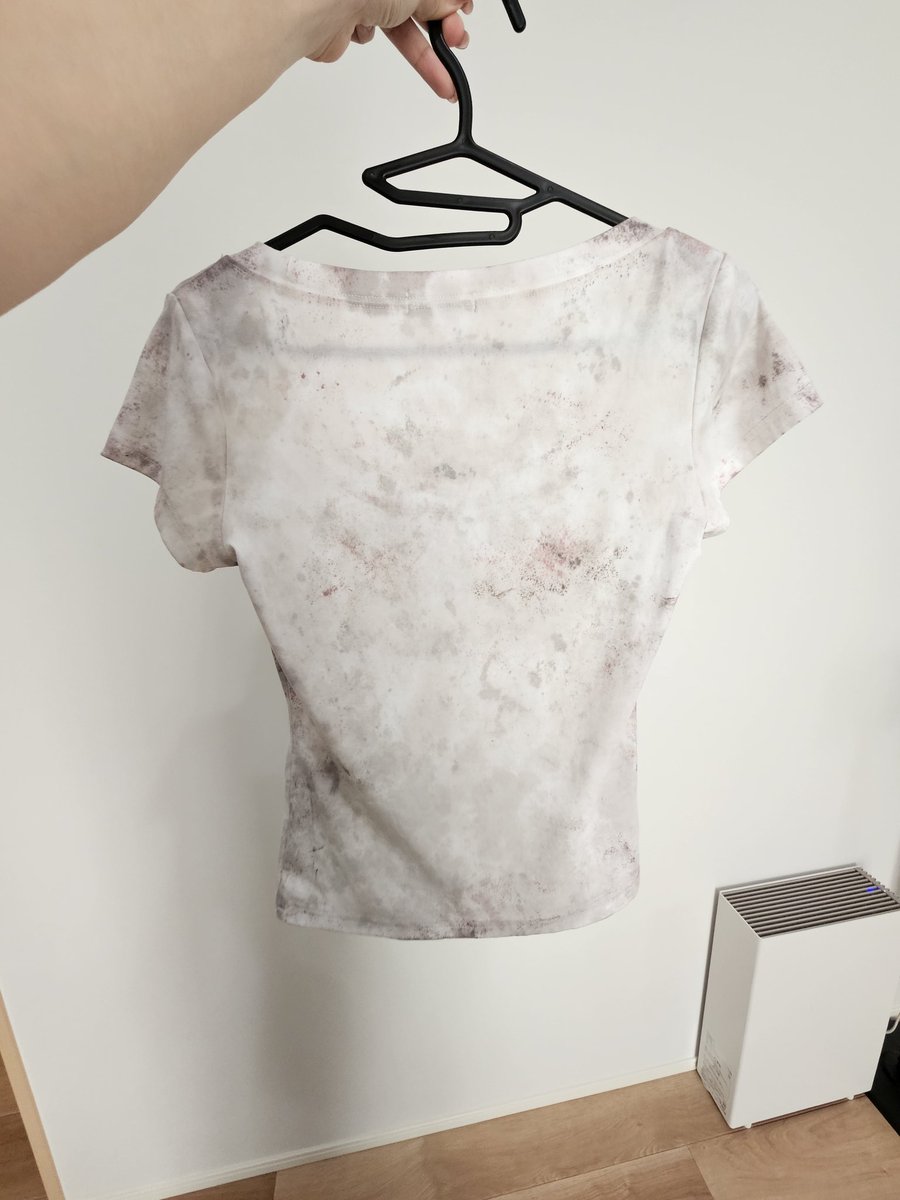 さすがに真っ白のTシャツはおかしいので汚しました