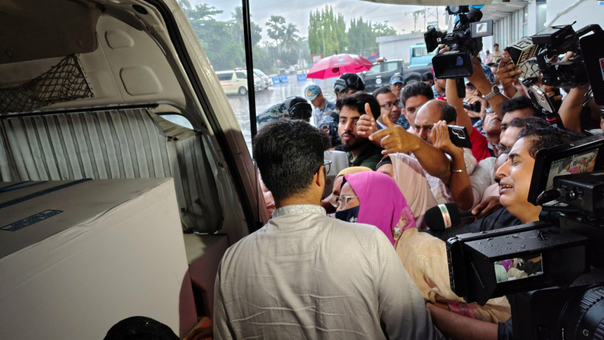 Travelabc_net's tweet photo. Family members break down at Dhaka airport as slain student’s body arrives from US. Only the Almighty knows what pain he went through, Limon's father says

#ZamilAhmedLimon #Bangladesh #US #Dhaka https://t.co/IJzwkIssYx